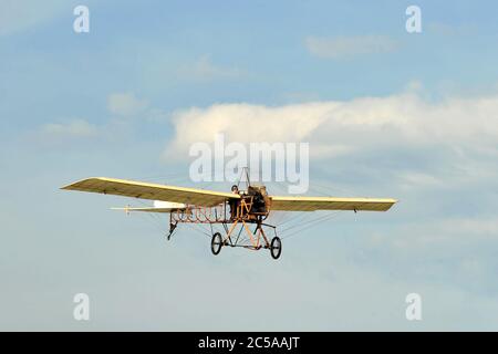 Mlada Boleslav, Tschechische Republik. Juli 2020. Eine Nachbildung der Vlacher Flugzeuge, die ursprünglich von einem tschechischen fliegenden Enthusiasten Metodej Vlach im Jahr 1912 gebaut wurden, fliegen über den Flughafen Mlada Boleslav in der Tschechischen Republik. Quelle: Slavek Ruta/ZUMA Wire/Alamy Live News Stockfoto