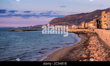 Blick auf die Küste der sizilianischen Stadt Trapani bei Sonnenuntergang, Trapani, Sizilien, Italien Stockfoto