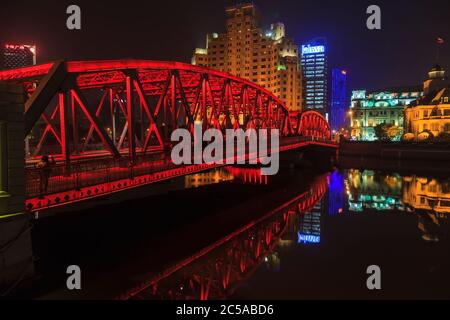 Blick auf die farbenfrohe beleuchtete Waibaidu-Brücke in Shanghai bei Nacht Stockfoto