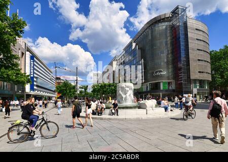 Frankfurt am Main, Deutschland - Juni 2020: Haupteinkaufsstraße Zeil mit Brockhaus-Brunnen an einem sonnigen Tag voller Menschen Stockfoto