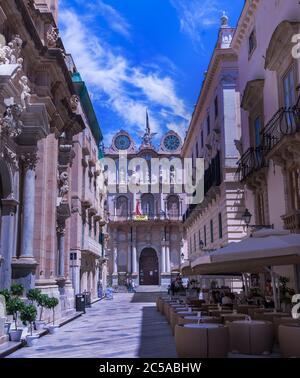 Palazzo Senatorio, Doppeluhr-Turm, Trapani, Sizilien, Italien Stockfoto