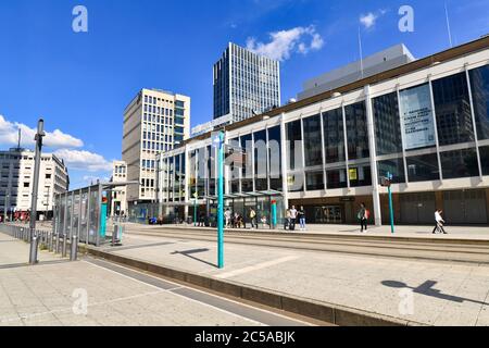 Frankfurt am Main, Deutschland - Juni 2020: Zentrale Straßenbahnhaltestelle am Willy Brandt Platz im modernen Geschäftsviertel Stockfoto