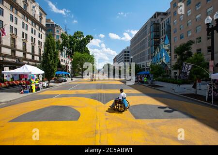 USA Washington DC Black Lives Matter Plaza auf der 16th Street nach den Protesten von George Floyd für rassische Ungerechtigkeit Mann im Rollstuhl Stockfoto