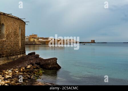 Bastione Conca, Conca Bastion und Torre di Ligny Küstenwachturm aus dem 17. Jahrhundert in Trapani, Sizilien, Italien Stockfoto