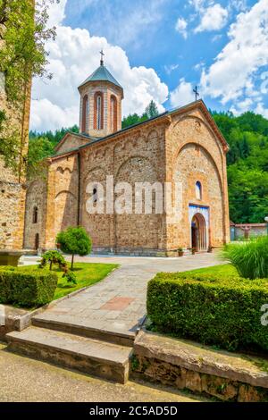 Mittelalterliches Kloster Raca. Serbisch-orthodoxes Kloster im 13. Jahrhundert als Stiftung des serbischen Königs Stefan Dragutin Nemanjic erbaut. Stockfoto