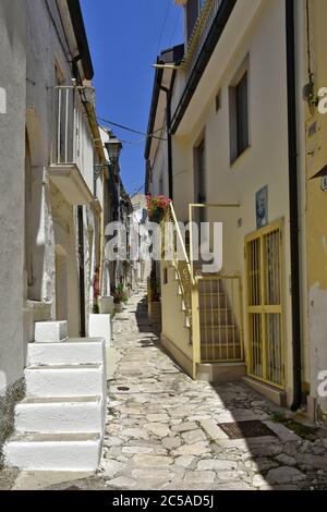 Eine schmale Straße zwischen den Häusern der Altstadt von San Giovanni Rotondo in der Region Apulien. Stockfoto