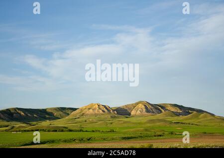 Die Hügel und die Berge leuchten unter dem blau-trüben Himmel Stockfoto