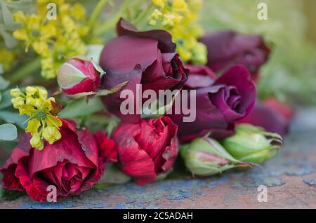 Komposition Anordnung von bunten Rosen. Viele Farben von Rosen. Gemischte Rosen in einem floralen Arrangement von Hochzeitsdekoration Stockfoto