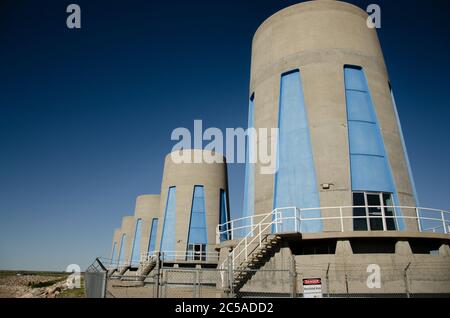 Wasserkraft-Turbinen bei Gardiner-Staudamm am Lake Diefenbaker, Saskatchewan, Kanada Stockfoto