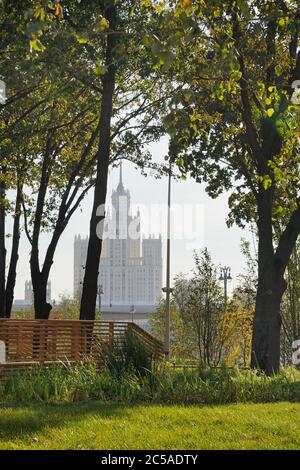 Eingerahmt von Bäumen des Küstenwaldes. Blick auf das Hochhaus am Kotelnicheskaya-Damm Stockfoto