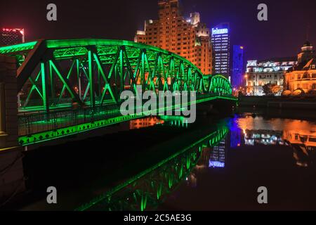 Blick auf die farbenfrohe beleuchtete Waibaidu-Brücke in Shanghai bei Nacht Stockfoto