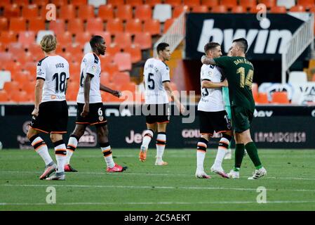 FUSSBALL - VALENCIA gegen ATLETIC BILBAO Manu Vallejo, David Garcia in Aktion während der spanischen Liga, La Liga, Fußballspiel zwischen Valencia und Bilbao am 1. juli 2020 im Mestalla Stadion in Valencia, Spanien. Foto: Xisco Navarro Quelle: CORDON PRESS/Alamy Live News Stockfoto