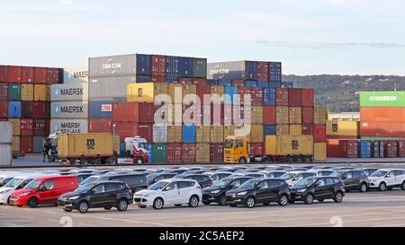 Koper, Slowenien - 14. Oktober 2014: Neue Autos und Frachtcontainer im Terminal Port in Koper, Slowenien. Stockfoto