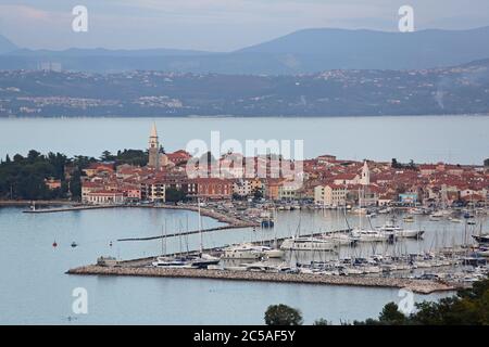 Izola, Slowenien - 14. Oktober 2014: Luftaufnahme der Küstenstadt und des Hafens für Yachten in Izola, Slowenien. Stockfoto