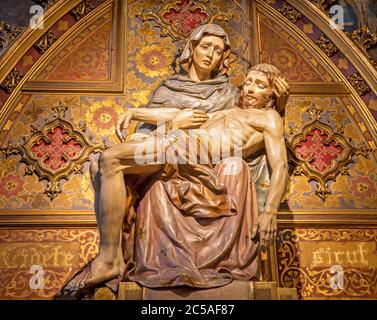 BARCELONA, SPANIEN - 5. MÄRZ 2020: Die geschnitzte polychrome Skulptur von Pieta (Deposition) in der Kirche Església de la Concepció aus dem 20. Jh. Stockfoto