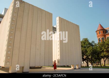 Dallas, Texas - September 2009: Weitwinkelansicht des Denkmals für Präsident John F. Kennedy im West End Historic District mit einer Person daneben Stockfoto