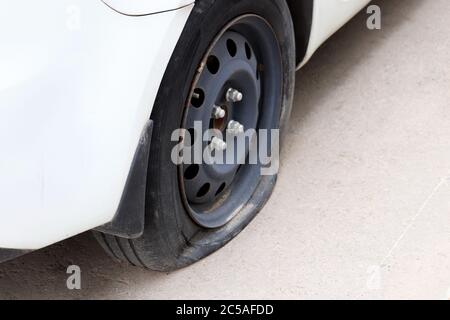 Autorad mit einem Platten Reifen auf der Straße. Verkehrsunfall, Auto-Panne Stockfoto