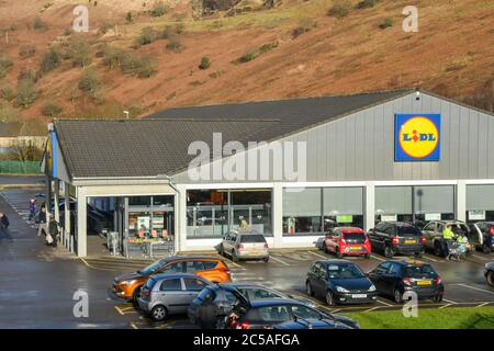 Rhondda Valley, Wales - Januar 2018: Ein LIDL Supermarkt mit Autos, die draußen geparkt sind Stockfoto