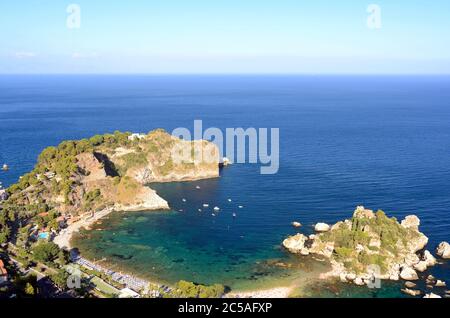 Isola Bella ist eine kleine Insel in der Nähe von Taormina, Sizilien, Süditalien. Auch bekannt als Perle des Ionischen Meeres, war es bis 1990 ein Privateigentum. Stockfoto