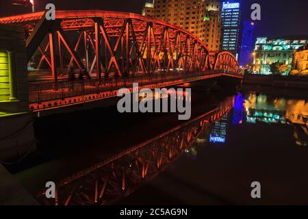 Blick auf die farbenfrohe beleuchtete Waibaidu-Brücke in Shanghai bei Nacht Stockfoto