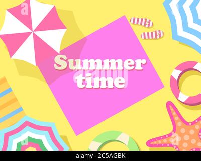 Sommerzeit. Blick vom Strand. Sonnenschirm und Handtuch auf dem Sand. Flacher Schnitt. Platz für Text, Webbanner. Vektorgrafik Stock Vektor