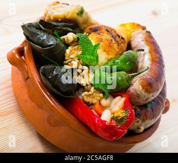 Kapama ein Gericht der bulgarischen Küche mit Sortiment Fleisch, Trauben rollen und gefüllte Paprika Stockfoto