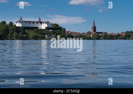 Skyline, Blick vom großen ploner Ploener See auf schloss plon und Kirche Nikolaikirche in Deutschland, PLO Stockfoto