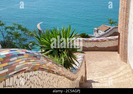 Villa in Vietri sul Mare, öffentlicher Park mit Keramikfliesen verziert Stockfoto