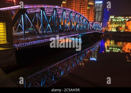 Blick auf die farbenfrohe beleuchtete Waibaidu-Brücke in Shanghai bei Nacht Stockfoto