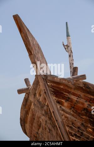 Traditionelle Dhow Boote auf dem Strand von Al Wakra ausgestellt Stockfoto