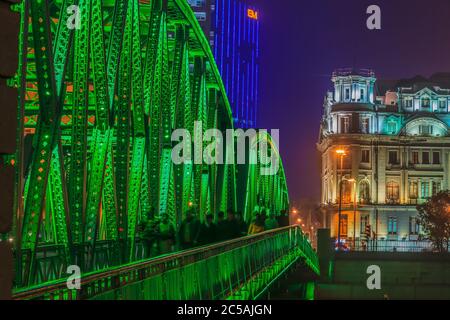 Blick auf die farbenfrohe beleuchtete Waibaidu-Brücke in Shanghai bei Nacht Stockfoto