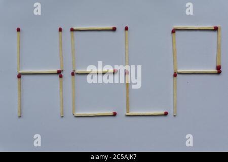 Word-Hilfe aus Übereinstimmungen auf einem Blatt White Paper, Draufsicht. Stockfoto