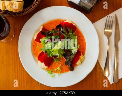 Gefüllte Piquillo-Paprika mit Kabeljau Stockfoto