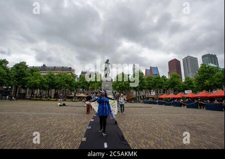 Plein, Den Haag, Niederlande. Mittwoch, 1. Juli 2020. Verschiedene Aktionsgruppen bauten heute Nachmittag in Den Haag eine Scheinpiste (40 Meter) vor dem niederländischen Parlamentsgebäude auf dem Plein. Und in einem direkten Zitat: " Wir fordern die Abschaffung der am stärksten verschmutzenden Sektoren, die Schließung von Haftanstalten, die Beendigung der Privatisierung der Fürsorge und eine starke Politik zur Beendigung von Rassismus und Diskriminierung, die gemäß den Vorschlägen von Black Lives Matter erarbeitet wurde. Es ist ein Gesamtpaket, denn in dieser Krise lassen wir niemanden zurück", sagt Sprecher Jerry Afriyie. © Charles M Vella/Alamy Live N Stockfoto