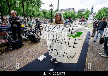 Plein, Den Haag, Niederlande. Mittwoch, 1. Juli 2020. Verschiedene Aktionsgruppen bauten heute Nachmittag in Den Haag eine Scheinpiste (40 Meter) vor dem niederländischen Parlamentsgebäude auf dem Plein. Und in einem direkten Zitat: " Wir fordern die Abschaffung der am stärksten verschmutzenden Sektoren, die Schließung von Haftanstalten, die Beendigung der Privatisierung der Fürsorge und eine starke Politik zur Beendigung von Rassismus und Diskriminierung, die gemäß den Vorschlägen von Black Lives Matter erarbeitet wurde. Es ist ein Gesamtpaket, denn in dieser Krise lassen wir niemanden zurück", sagt Sprecher Jerry Afriyie. © Charles M Vella/Alamy Live N Stockfoto