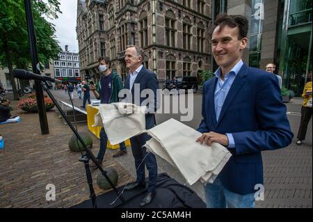 Plein, Den Haag, Niederlande. Mittwoch, 1. Juli 2020. Verschiedene Aktionsgruppen bauten heute Nachmittag in Den Haag eine Scheinpiste (40 Meter) vor dem niederländischen Parlamentsgebäude auf dem Plein. Und in einem direkten Zitat: " Wir fordern die Abschaffung der am stärksten verschmutzenden Sektoren, die Schließung von Haftanstalten, die Beendigung der Privatisierung der Fürsorge und eine starke Politik zur Beendigung von Rassismus und Diskriminierung, die gemäß den Vorschlägen von Black Lives Matter erarbeitet wurde. Es ist ein Gesamtpaket, denn in dieser Krise lassen wir niemanden zurück", sagt Sprecher Jerry Afriyie. Von Mitte nach rechts aufgenommen: Stockfoto