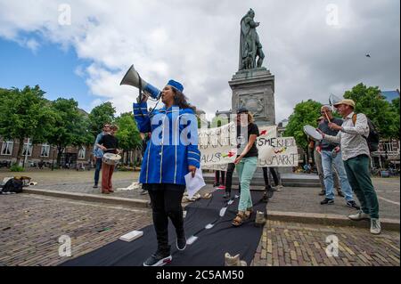 Plein, Den Haag, Niederlande. Mittwoch, 1. Juli 2020. Verschiedene Aktionsgruppen bauten heute Nachmittag in Den Haag eine Scheinpiste (40 Meter) vor dem niederländischen Parlamentsgebäude auf dem Plein. Und in einem direkten Zitat: " Wir fordern die Abschaffung der am stärksten verschmutzenden Sektoren, die Schließung von Haftanstalten, die Beendigung der Privatisierung der Fürsorge und eine starke Politik zur Beendigung von Rassismus und Diskriminierung, die gemäß den Vorschlägen von Black Lives Matter erarbeitet wurde. Es ist ein Gesamtpaket, denn in dieser Krise lassen wir niemanden zurück", sagt Sprecher Jerry Afriyie. © Charles M Vella/Alamy Live N Stockfoto