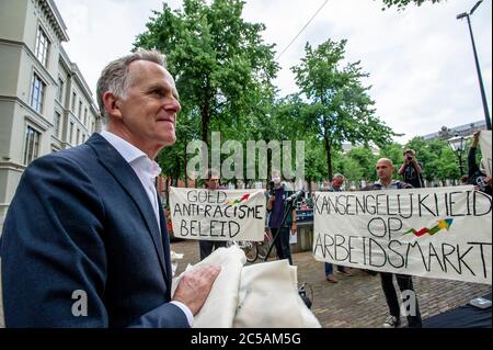 Plein, Den Haag, Niederlande. Mittwoch, 1. Juli 2020. Verschiedene Aktionsgruppen bauten heute Nachmittag in Den Haag eine Scheinpiste (40 Meter) vor dem niederländischen Parlamentsgebäude auf dem Plein. Und in einem direkten Zitat: " Wir fordern die Abschaffung der am stärksten verschmutzenden Sektoren, die Schließung von Haftanstalten, die Beendigung der Privatisierung der Fürsorge und eine starke Politik zur Beendigung von Rassismus und Diskriminierung, die gemäß den Vorschlägen von Black Lives Matter erarbeitet wurde. Es ist ein Gesamtpaket, denn in dieser Krise lassen wir niemanden zurück", sagt Sprecher Jerry Afriyie. Links abgebildet: Lammert va Stockfoto