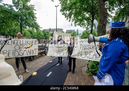 Plein, Den Haag, Niederlande. Mittwoch, 1. Juli 2020. Verschiedene Aktionsgruppen bauten heute Nachmittag in Den Haag eine Scheinpiste (40 Meter) vor dem niederländischen Parlamentsgebäude auf dem Plein. Und in einem direkten Zitat: " Wir fordern die Abschaffung der am stärksten verschmutzenden Sektoren, die Schließung von Haftanstalten, die Beendigung der Privatisierung der Fürsorge und eine starke Politik zur Beendigung von Rassismus und Diskriminierung, die gemäß den Vorschlägen von Black Lives Matter erarbeitet wurde. Es ist ein Gesamtpaket, denn in dieser Krise lassen wir niemanden zurück", sagt Sprecher Jerry Afriyie. © Charles M Vella/Alamy Live N Stockfoto