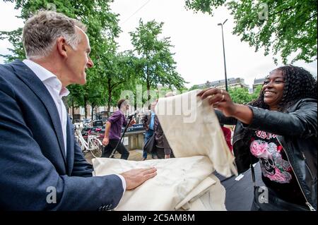 Plein, Den Haag, Niederlande. Mittwoch, 1. Juli 2020. Verschiedene Aktionsgruppen bauten heute Nachmittag in Den Haag eine Scheinpiste (40 Meter) vor dem niederländischen Parlamentsgebäude auf dem Plein. Und in einem direkten Zitat: " Wir fordern die Abschaffung der am stärksten verschmutzenden Sektoren, die Schließung von Haftanstalten, die Beendigung der Privatisierung der Fürsorge und eine starke Politik zur Beendigung von Rassismus und Diskriminierung, die gemäß den Vorschlägen von Black Lives Matter erarbeitet wurde. Es ist ein Gesamtpaket, denn in dieser Krise lassen wir niemanden zurück", sagt Sprecher Jerry Afriyie. Links abgebildet: Lammert va Stockfoto