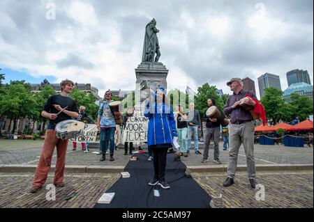 Plein, Den Haag, Niederlande. Mittwoch, 1. Juli 2020. Verschiedene Aktionsgruppen bauten heute Nachmittag in Den Haag eine Scheinpiste (40 Meter) vor dem niederländischen Parlamentsgebäude auf dem Plein. Und in einem direkten Zitat: " Wir fordern die Abschaffung der am stärksten verschmutzenden Sektoren, die Schließung von Haftanstalten, die Beendigung der Privatisierung der Fürsorge und eine starke Politik zur Beendigung von Rassismus und Diskriminierung, die gemäß den Vorschlägen von Black Lives Matter erarbeitet wurde. Es ist ein Gesamtpaket, denn in dieser Krise lassen wir niemanden zurück", sagt Sprecher Jerry Afriyie. © Charles M Vella/Alamy Live N Stockfoto