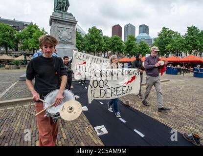 Plein, Den Haag, Niederlande. Mittwoch, 1. Juli 2020. Verschiedene Aktionsgruppen bauten heute Nachmittag in Den Haag eine Scheinpiste (40 Meter) vor dem niederländischen Parlamentsgebäude auf dem Plein. Und in einem direkten Zitat: " Wir fordern die Abschaffung der am stärksten verschmutzenden Sektoren, die Schließung von Haftanstalten, die Beendigung der Privatisierung der Fürsorge und eine starke Politik zur Beendigung von Rassismus und Diskriminierung, die gemäß den Vorschlägen von Black Lives Matter erarbeitet wurde. Es ist ein Gesamtpaket, denn in dieser Krise lassen wir niemanden zurück", sagt Sprecher Jerry Afriyie. © Charles M Vella/Alamy Live N Stockfoto