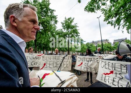 Plein, Den Haag, Niederlande. Mittwoch, 1. Juli 2020. Verschiedene Aktionsgruppen bauten heute Nachmittag in Den Haag eine Scheinpiste (40 Meter) vor dem niederländischen Parlamentsgebäude auf dem Plein. Und in einem direkten Zitat: " Wir fordern die Abschaffung der am stärksten verschmutzenden Sektoren, die Schließung von Haftanstalten, die Beendigung der Privatisierung der Fürsorge und eine starke Politik zur Beendigung von Rassismus und Diskriminierung, die gemäß den Vorschlägen von Black Lives Matter erarbeitet wurde. Es ist ein Gesamtpaket, denn in dieser Krise lassen wir niemanden zurück", sagt Sprecher Jerry Afriyie. Aufgenommen: Lammert van Raan - Ani Stockfoto