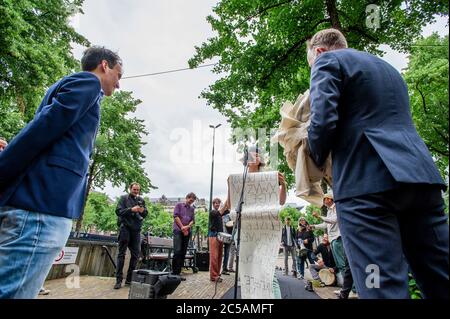 Plein, Den Haag, Niederlande. Mittwoch, 1. Juli 2020. Verschiedene Aktionsgruppen bauten heute Nachmittag in Den Haag eine Scheinpiste (40 Meter) vor dem niederländischen Parlamentsgebäude auf dem Plein. Und in einem direkten Zitat: " Wir fordern die Abschaffung der am stärksten verschmutzenden Sektoren, die Schließung von Haftanstalten, die Beendigung der Privatisierung der Fürsorge und eine starke Politik zur Beendigung von Rassismus und Diskriminierung, die gemäß den Vorschlägen von Black Lives Matter erarbeitet wurde. Es ist ein Gesamtpaket, denn in dieser Krise lassen wir niemanden zurück", sagt Sprecher Jerry Afriyie. : Links abgebildet: Paul SME Stockfoto