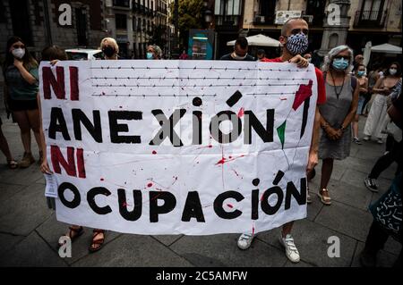 Madrid, Spanien. Juli 2020. Die Menschen halten ein Plakat mit der Aufschrift "weder Annexion noch Besatzung" während eines Protestes gegen Annexionspläne des Westjordanlandes vor dem Außenministerium, wo sich die Menschen versammelten, um dem palästinensischen Volk Unterstützung zu zeigen. Quelle: Marcos del Mazo/Alamy Live News Stockfoto