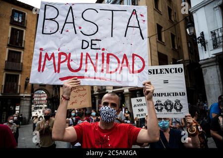 Madrid, Spanien. Juli 2020. Ein Mann hält ein Plakat mit der Aufschrift "genug Straffreiheit" während eines Protestes gegen Annexionspläne der Westbank vor dem Außenministerium, wo sich Menschen versammelten, um dem palästinensischen Volk Unterstützung zu zeigen. Quelle: Marcos del Mazo/Alamy Live News Stockfoto