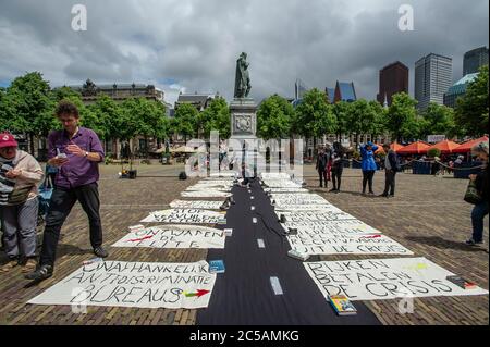 Plein, Den Haag, Niederlande. Mittwoch, 1. Juli 2020. Verschiedene Aktionsgruppen bauten heute Nachmittag in Den Haag eine Scheinpiste (40 Meter) vor dem niederländischen Parlamentsgebäude auf dem Plein. Und in einem direkten Zitat: " Wir fordern die Abschaffung der am stärksten verschmutzenden Sektoren, die Schließung von Haftanstalten, die Beendigung der Privatisierung der Fürsorge und eine starke Politik zur Beendigung von Rassismus und Diskriminierung, die gemäß den Vorschlägen von Black Lives Matter erarbeitet wurde. Es ist ein Gesamtpaket, denn in dieser Krise lassen wir niemanden zurück", sagt Sprecher Jerry Afriyie. © Charles M Vella/Alamy Live N Stockfoto