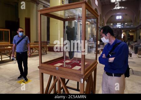 Kairo, Ägypten. Juli 2020. Am 1. Juli 2020 besuchen die Menschen das Ägyptische Museum in Kairo, Ägypten. Ägypten hat am Mittwoch das Ägyptische Museum, die Pyramiden von Gizeh und den Luxor-Tempel zum ersten Mal seit der Schließung von COVID-19 im März wiedereröffnet. Quelle: Ahmed Gomaa/Xinhua/Alamy Live News Stockfoto