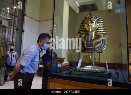 Kairo, Ägypten. Juli 2020. Am 1. Juli 2020 besuchen die Menschen das Ägyptische Museum in Kairo, Ägypten. Ägypten hat am Mittwoch das Ägyptische Museum, die Pyramiden von Gizeh und den Luxor-Tempel zum ersten Mal seit der Schließung von COVID-19 im März wiedereröffnet. Quelle: Ahmed Gomaa/Xinhua/Alamy Live News Stockfoto