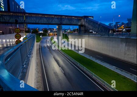 Helsinki / Finnland - 4. JUNI 2020: Die Straßen sind leer geblieben, obwohl die COVID-19-Sperrmaßnahmen in Finnland aufgehoben wurden. Stockfoto